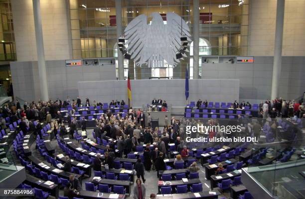 Abstimmung im Deutschen Bundestag zum Zuwanderungsgesetz: Blick in den Plenarsaal während der Abstimmung