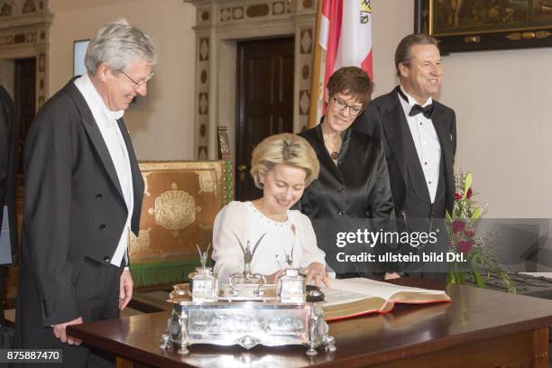 Schaffermahlzeit 2015; Im Bremer Rathaus; Bremens Bürgermeister Jens Böhrnsen; Friedrich Lürssen; Ursula von der Leyen; Annegret Kramp-Karrenbauer,...