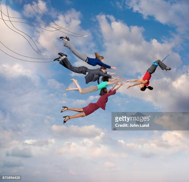 flying trapeze challenge - trapez stock-fotos und bilder