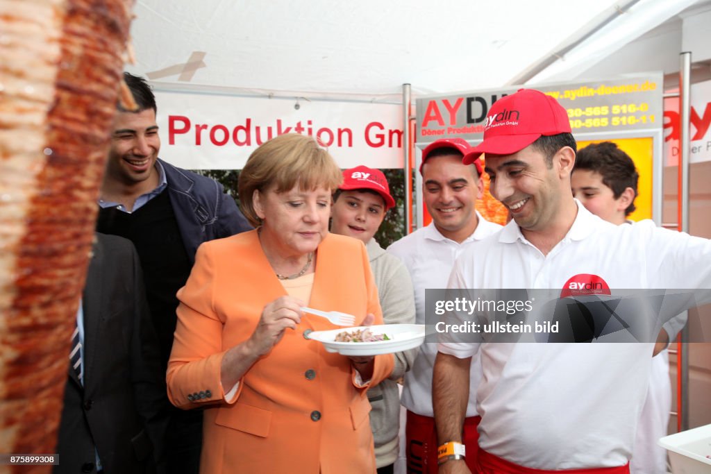 Bundeskanzlerin Angela Merkel am Aydin Döner Stand auf dem Sommerfest ...