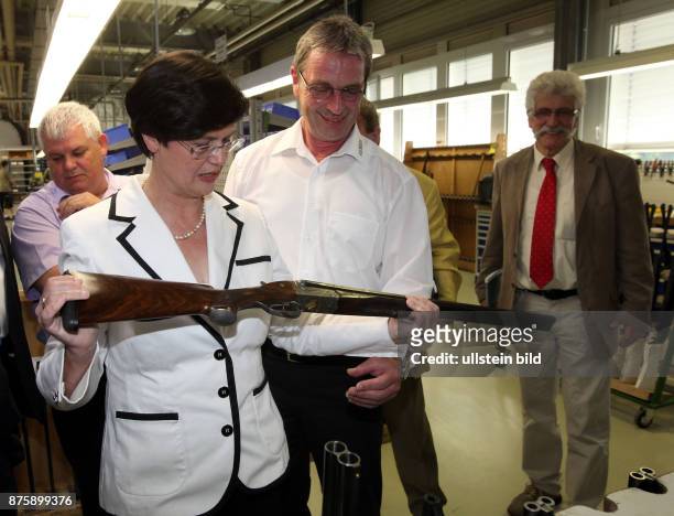 Ministerpraesidentin Christine Lieberknecht besucht die Merkel Jagd- und Sportwaffen GmbH in Suhl, im Gespräch mit Mitarbeitern, Merkel mit einer...