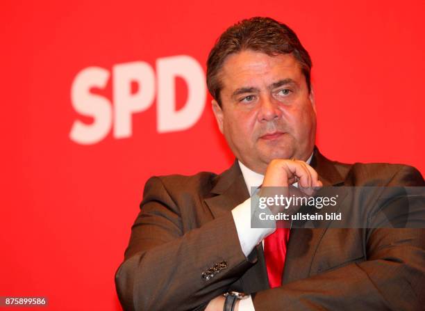 Urkunde und Ehrung fuer Altkanzler Gerhard Schroeder fuer 50 Jahre SPD, mit Sigmar Gabriel, Herbert Schmalstieg, Heidi Merk
