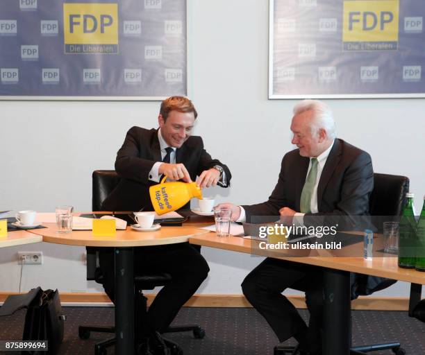 Praesidiumssitzung im Thomas Dehler Haus mit dem neuen Parteivorsitzenden Christian Lindner und Wolfgang Kubicki mit der Kaffeekanne