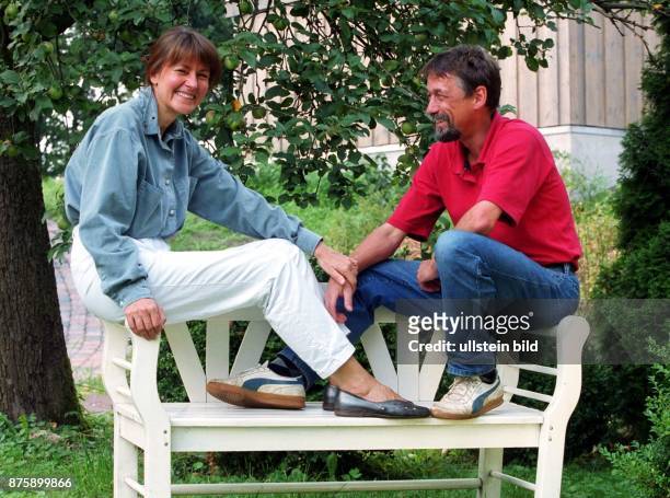 Die Bundeswissenschaftsministerin Edelgard Bulmahn, SPD, sitzt zusammen mit ihrem Ehemann Jochen Wolschke-Bulmahn auf den Seitenlehnen einer...