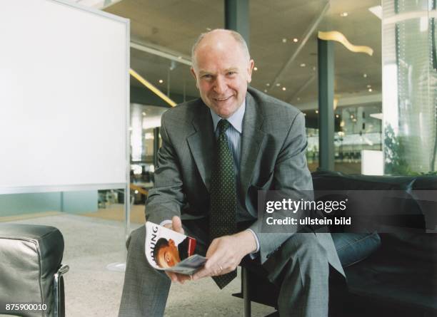 Hans-Peter Repnik , Mitglied des Bundestages und Parlamentarischer Geschäftsführer der Unionsfraktion, sitzt auf der Armlehne eines Ledersofas und...