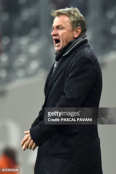 Metz's head coach Frederic Hantz reacts during the French L1 football match between Toulouse and Metz on November 18, 2017 at the Municipal Stadium...