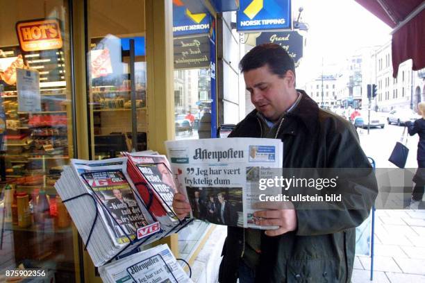 Der niedersächsische Ministerpräsident Sigmar Gabriel, SPD, am in Oslo vor einem Zeitschriftenladen mit der norwegischen Tageszeitung "Aftenposten"...