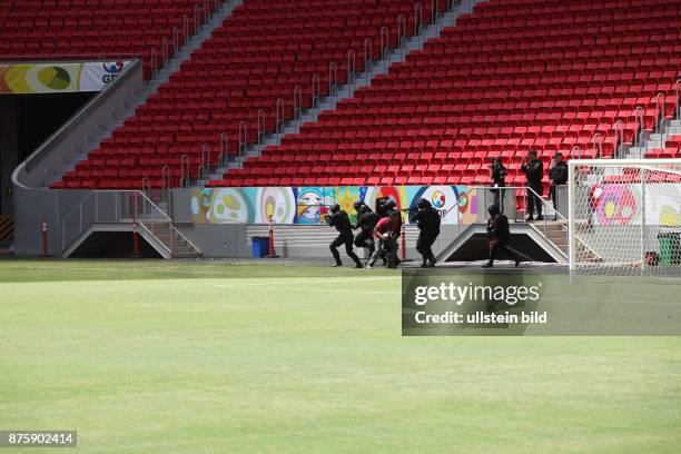 Brasilien, Suedamerika, Stadion Estadio Nacional Mané Garrincha. WM-Vorbereitung, zum Thema Sicherheit, Weiterbildung von brasilianischen...