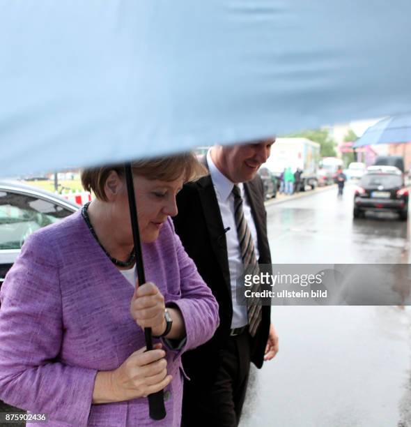 Berlin, CDU PKM Sommerfest: Bundeskanzlerin Angela Merkel und Stefan Mueller CSU mit Regenschirm