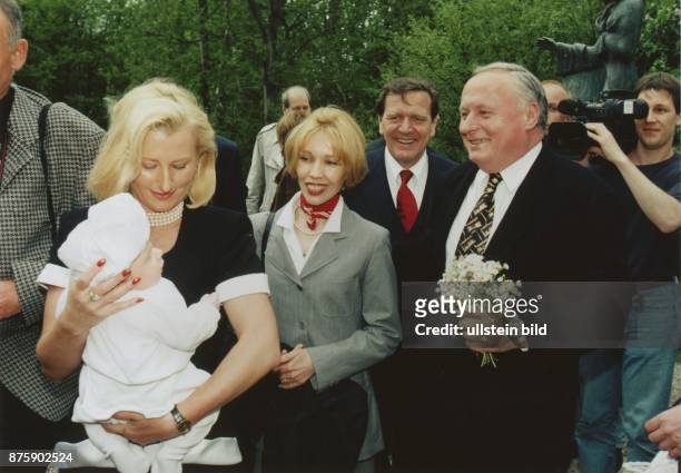 Anlässlich der Taufe von Carl-Maurice Lafontaine am 10.5.1997 in Berus : die Mutter des Täuflings, Christa Müller, hält das Kind im Arm, neben ihr...