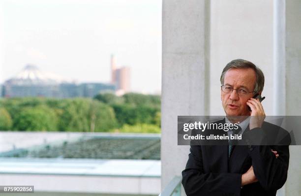 Dr. Heinrich von Pierer, Vorstandsvorsitzender der Siemens AG, mit Handy im Bundeskanzleramt in Berlin .