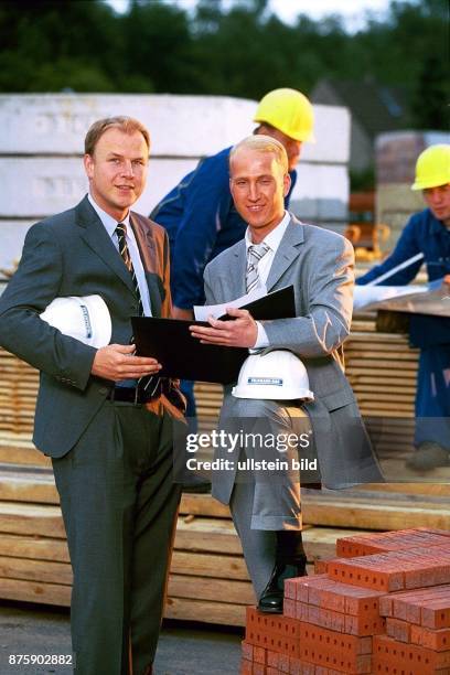 Maschinenbau-Ingenieur Thorsten und sein Bruder Christoph Feldmann, Vorstände der Feldmann AG in Recklinghausen, hier auf einer Baustelle. .