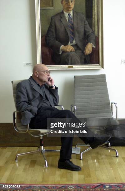 Der Politiker Heinz Schleußer , früherer Finanzminister von Nordrhein-Westfalen, sitzt nachdenklich in einem Stuhl. .