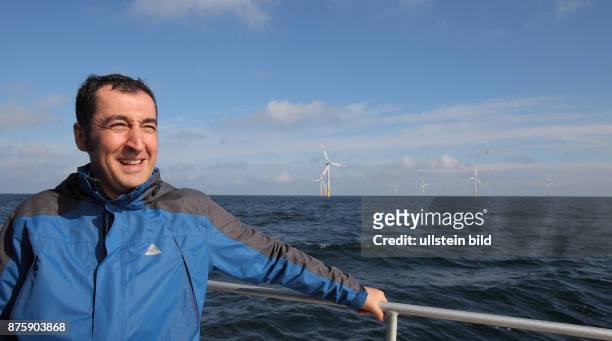Cem Oezdemir, Gruenen Parteivorsitzender - auf der Fahrt zum Offshore Windpark Baltic 1 der EnBW AG in der Ostsee vor der Kueste von Ruegen