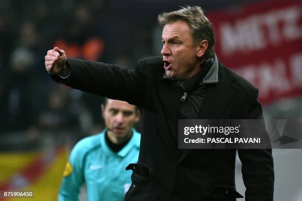 Metz's French head-coach Frederic Hantz reacts during the French L1 football match between Toulouse and Metz, on November 18, 2017 at the Municipal...