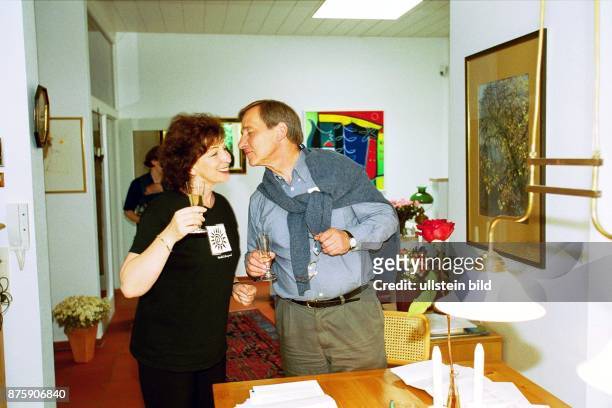 Der Ministerpräsident des Bundeslandes Nordrhein-Westfalen Wolfgang Clement zu Hause mit seiner Ehefrau Karin an seinem 60. Geburtstag. Clement beugt...