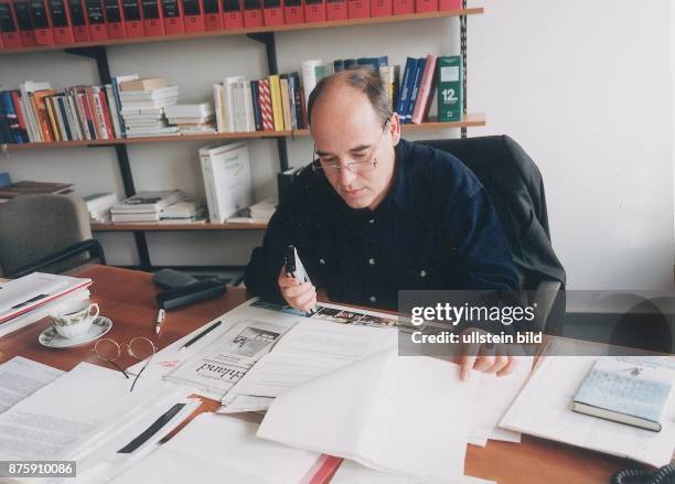 Der Vorsitzende der PDS-Gruppe im Bundestag, Gregor Gysi, in seinem Arbeitszimmer in Bonn. Er blättert in Papieren, hält ein Diktiergerät in der Hand...