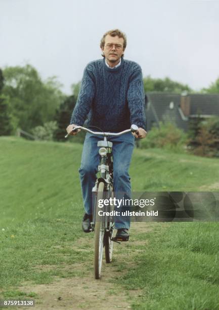 Rainder Steenblock, Bündnis 90/Die Grünen-Politiker und Umweltminister in Schleswig-Holstein, mit dem Fahrrad auf einem Deich. Undatiertes Foto.