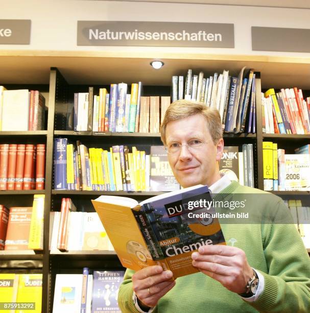 Christian Wulff, Ministerpraesident Niedersachsen, CDU, D - in einer Buchhandlung mit dem Duden Chemie