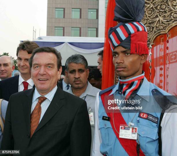 Bundeskanzler Gerhard Schroeder, SPD - Staatsbesuch in Indien, mit Sicherheitspersonal in New Delhi