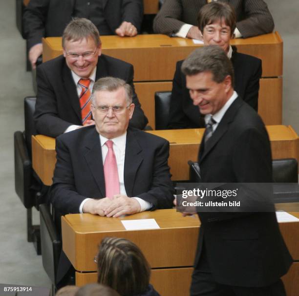 Baden-Wuerttemberg, Landtag, Der scheidende Ministerpraesident Erwin Teufel und sein Nachfolger Guenther Oettinger bei der Wahl des MP im Plenum....