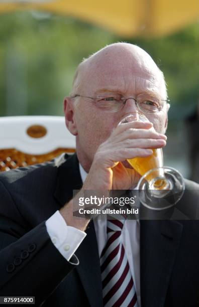 Politiker, SPD; D Bundesminister der Verteidigung trinkt ein Glas Bier während der 42. Spargelfahrt des SPD Kreises "Die Seeheimer" -