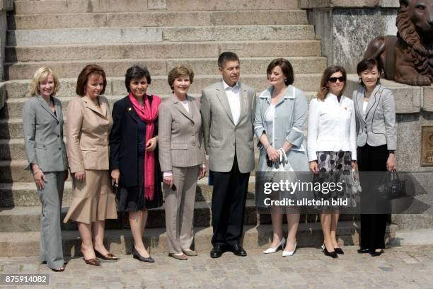 Joachim Sauer, Chemiker, D - auf Burg Schlitz bei Teterow waehrend des Partnerprogramms zum G8-Gipfel, mit v.l. Laureen Harper, Ludmila Alexandrowna...