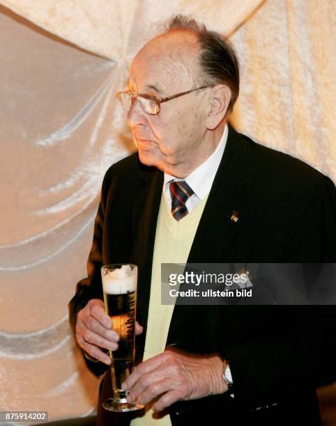 Hans-Dietrich Genscher, FDP - mit einem Glas Bier am 80. Geburtstag im Sarrasani Zelt in Berlin