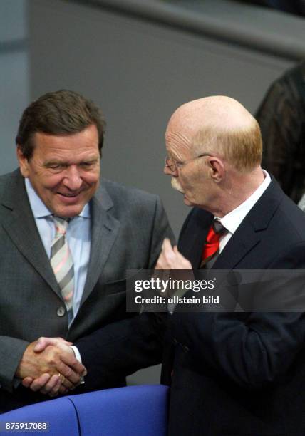 Bundeskanzler Gerhard Schroeder mit Bundesverteidigungsminister Peter Struck im Bundestag