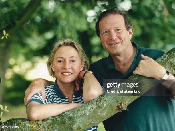 Bundeswirtschaftsminister Dr. Günter Rexrodt mit seiner Ehefrau Ingrid am Maschsee in Hannover, wo sie ihren Urlaub auf einem Bauernhof verbringen. .