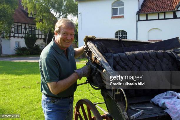 Berlins FDP-Spitzenkandidat Günter Rexrodt auf dem Gut Lohne in der Nähe von Kirchhorst / Niedersachsen macht die Kutsche seiner Frau wieder flott....