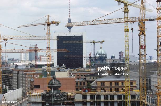 Berlin, BRD: Als größte Baustelle Europas erscheint Berlin, dessen Skyline von Baukränen beherscht wird. .