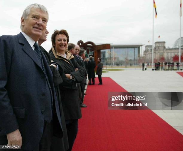 Deutsch-spanische Konsultationen in Berlin die deutschen Bundesminister stehen in Reihe am roten Teppich vor dem Kanzleramt und erwarten die Gäste,...