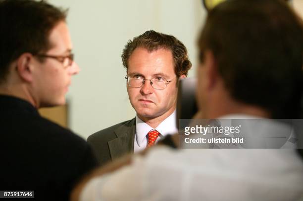Politiker, FDP Berlin, D während einer Debatte zum 17.Juni im Abgeordnetenhaus Berlin; im Vordergrund ein Kameramann