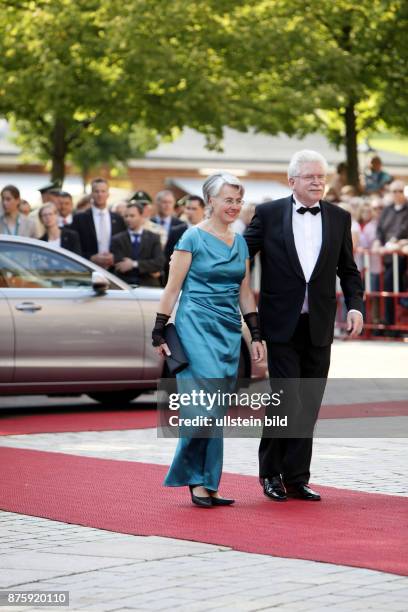 Staatsminister Martin Zeil mit Ehefrau auf dem Roten Teppich in Bayreuth, Bayreuther Wagner Festspiele