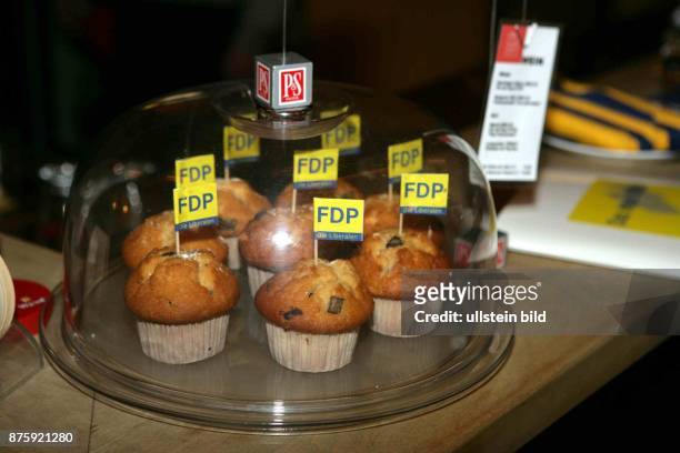 Brownies mit FDP-Fähnchen im Wahlkampf der FDP für die Landtagswahl in Nordrhein-Westfalen