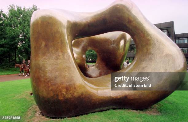 Die Bronze-Plastik "Large Two Forms" vom britischen Bildhauer Henry Moore. Das Kunstwerk steht seit 1979 vor dem Bundeskanzleramt in Bonn. .