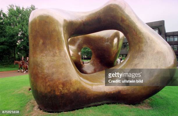 Die Bronze-Plastik "Large Two Forms" vom britischen Bildhauer Henry Moore. Das Kunstwerk steht seit 1979 vor dem Bundeskanzleramt in Bonn. .