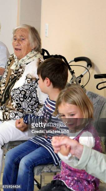 Bergheim bei Koeln, NRW, das St. Lazarus Heim fuer Senioren bekommt regelmaessig Besuch aus dem Kindergarten. Von den gemeinsamen Stunden von jung...
