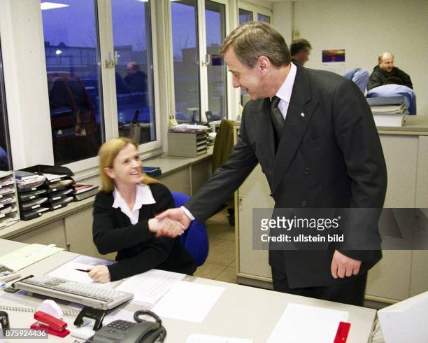 Der Nordrhein-Westfälische Ministerpräsident Wolfgang Clement auf Tour für Ausbildung. Er begrüßt eine weibliche Mitarbeiterin der Firma Fr. Und H....