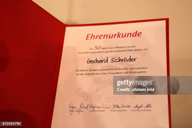 Urkunde und Ehrung fuer Altkanzler Gerhard Schroeder fuer 50 Jahre SPD, die Ehrenurkunde