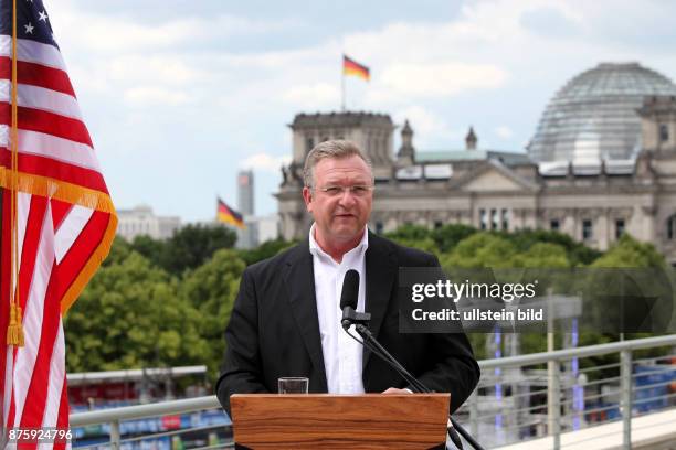 Fototermin in der US-Botschaft zu Ehren von Ronald Reagan: Berlins Innensenator Frank Henkel bei einer Ansprache