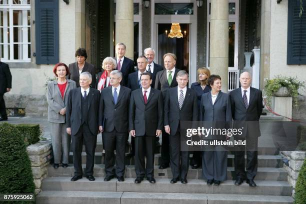 Gruppenbild der Bundesregierung nach Erhalt der Dankesurkunden von Bundespräsident Horst Köhler - 1.Reihe v.l.: Innenminister Otto Schily,...