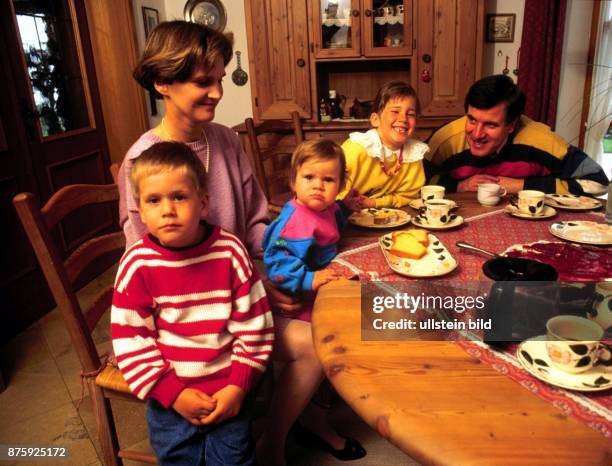 Horst Seehofer, Bundesgesundheitsminister, CSU, D - mit Ehefrau Karin und den Kindern Ulrike, Andreas und Susanne am Fruehstueckstisch in ihrem Haus...