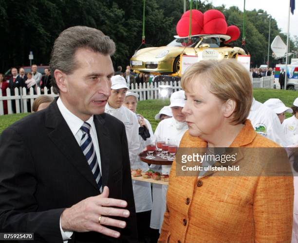 Deutschland, Berlin, Tiergarten: Guenther Oettinger, Ministerpraesident von Baden-Wuerttemberg, CDU, D, neben Bundeskanzlerin Angela Merkel, CDU, D,...
