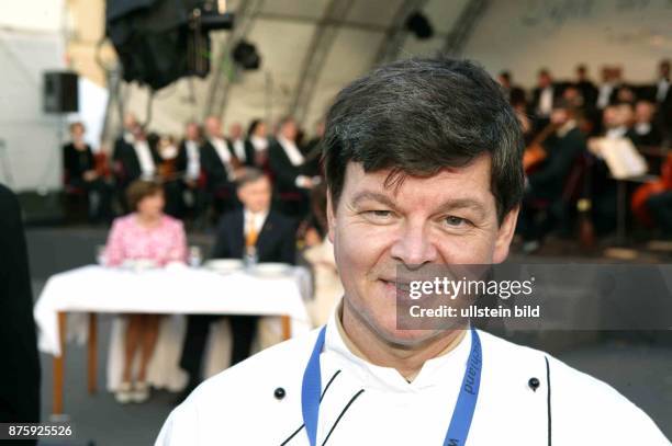 Harald Wohlfahrt, Koch, D "Die Traube" in Tonbach bei Baiersbronn, im Hintergrund Bundespraesident Horst Koehler mit Gattin als Ehrengast der "Tafel...