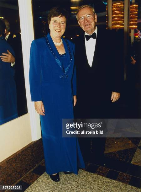 Die Politikerin und Bundestagsvizepräsidentin Anke Fuchs steht in einem blauen Abendkleid beim Bundespresseball in Berlin neben ihrem Ehemann Andreas...