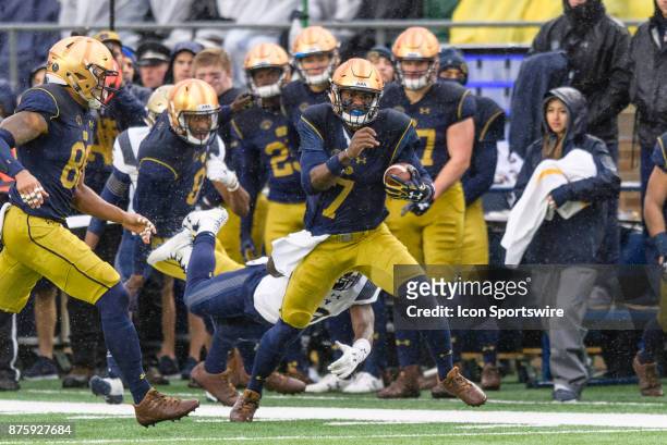 Notre Dame Fighting Irish quarterback Brandon Wimbush runs the ball in the 1st quarter during a college football game between the Navy Midshipmen and...