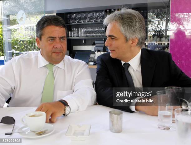 Gabriel, Sigmar - Politician, SPD, Germany, Chairman of the SPD - in conversation with Austrian Federal Chancellor Werner Faymann during 'Salzburger...