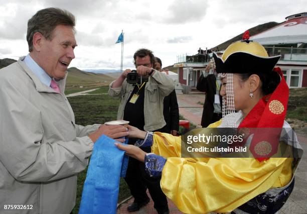 Michael Glos, Bundesminister fuer Wirtschaft und Technologie, CSU, D - Reise in die Mongolei, Ulan Bator - mit einem blauen Schal als hoechste...